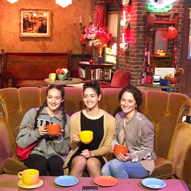 set of friends' central perk